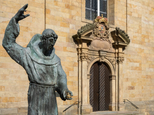 Brakel, Statue des Hl. Franziskus vor der Kapuzinerkirche