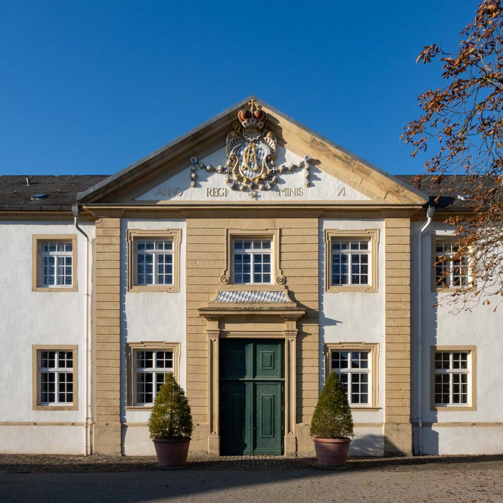 Marstall des Schlosses Neuhaus, nördliches Flügelgebäude mit Giebelwappen