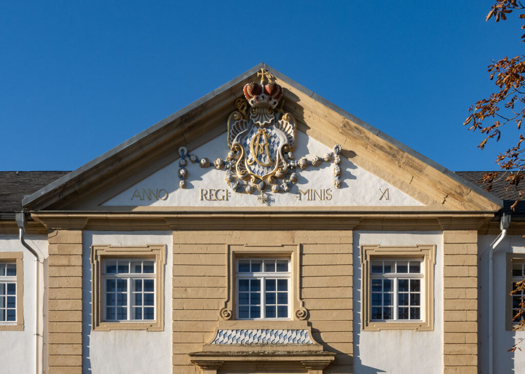 Marstall des Schlosses Neuhaus, nördliches Flügelgebäude mit Giebelwappen