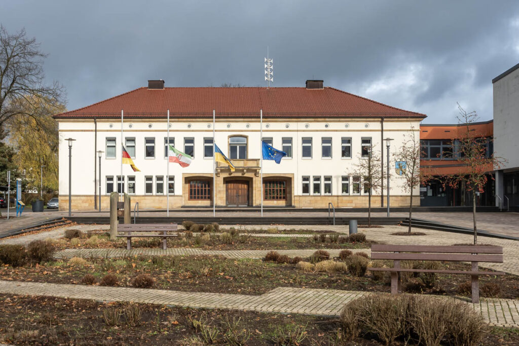 Bad Driburg, Rathaus mit Trauerbeflaggung zum Volkstrauertag
