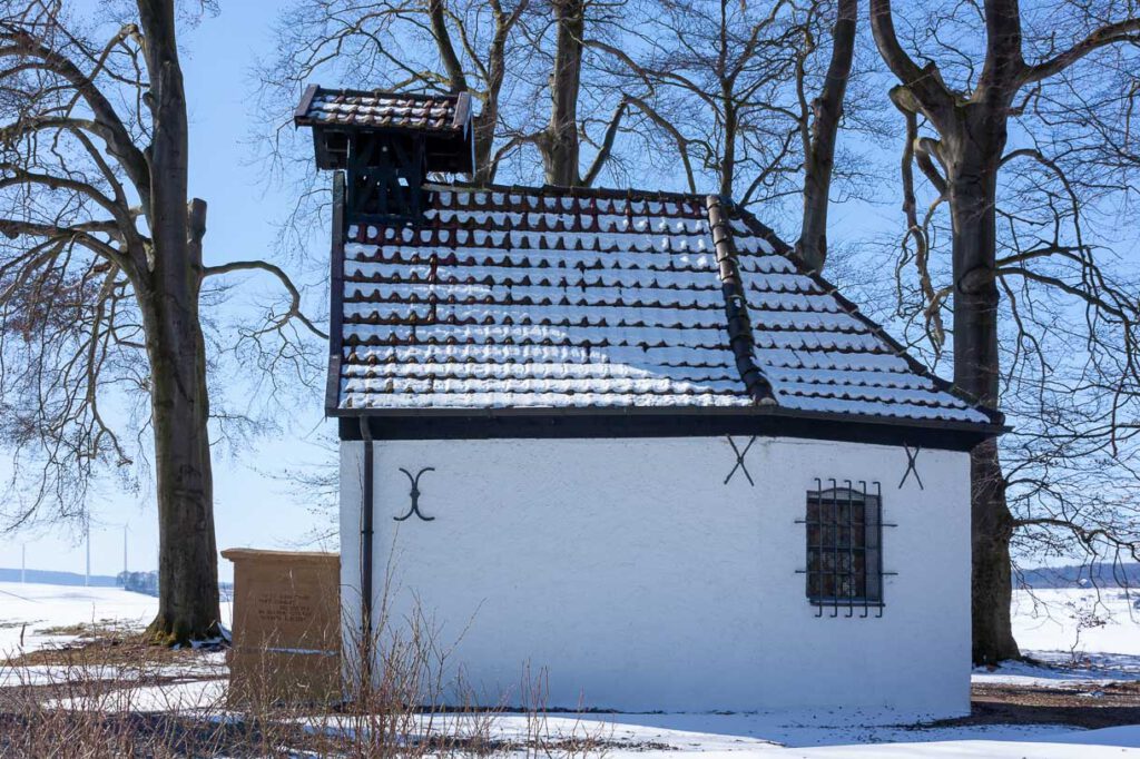 Die von alten Buchen umringte Schonlau-Kapelle auf einer Bergkuppe bei Bad Driburg-Dringenberg