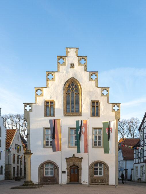 Rathaus Brakel, Trauerbeflaggung, 27. Januar, Tag des Gedenkens an die Opfer des Nationalsozialismus.