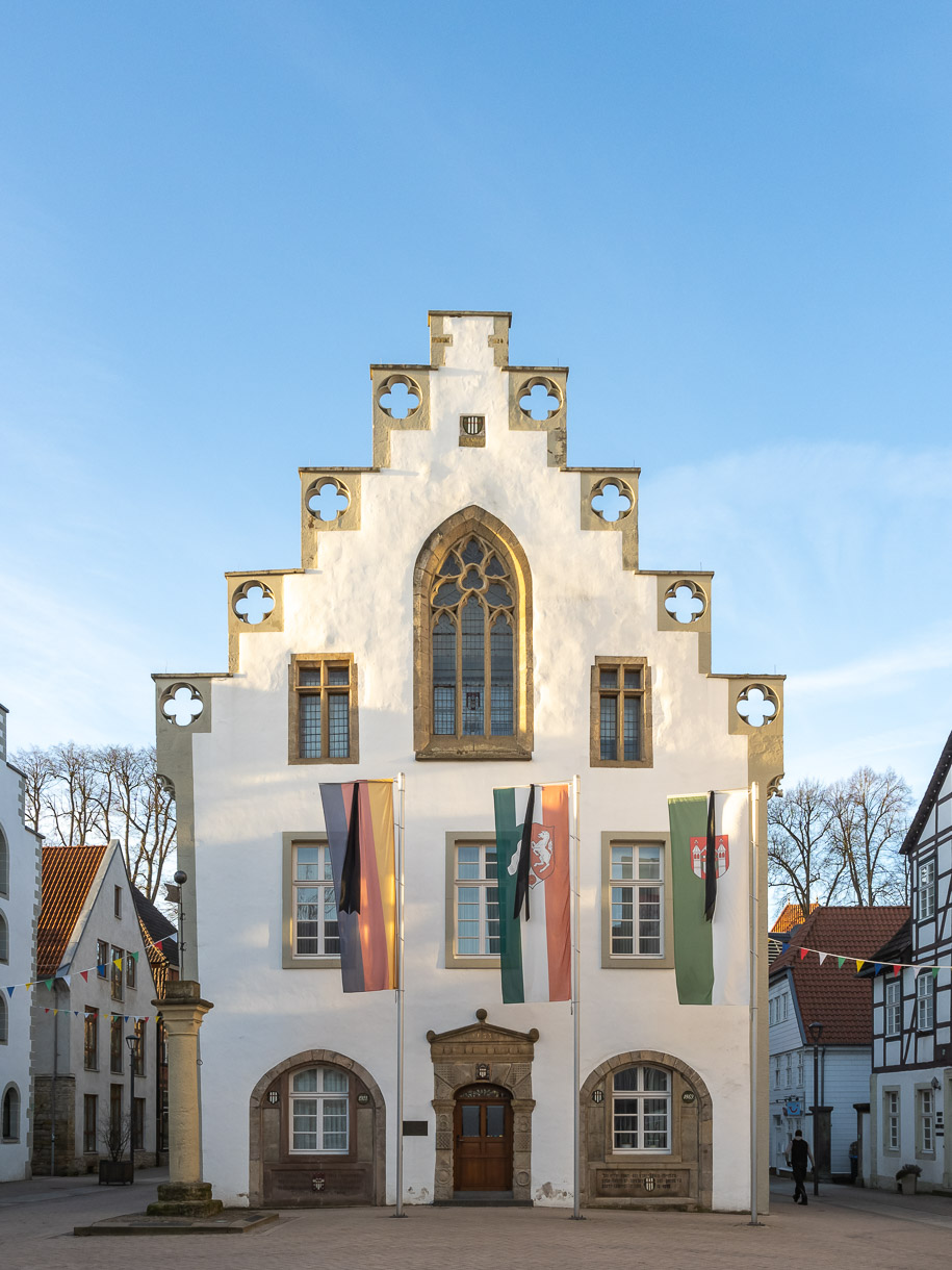 Rathaus Brakel, Trauerbeflaggung, 27. Januar, Tag des Gedenkens an die Opfer des Nationalsozialismus.