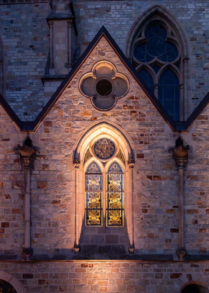 Hoher Dom zu Paderborn, illuminiertes Fenster der Marienkapelle südlich des Chors