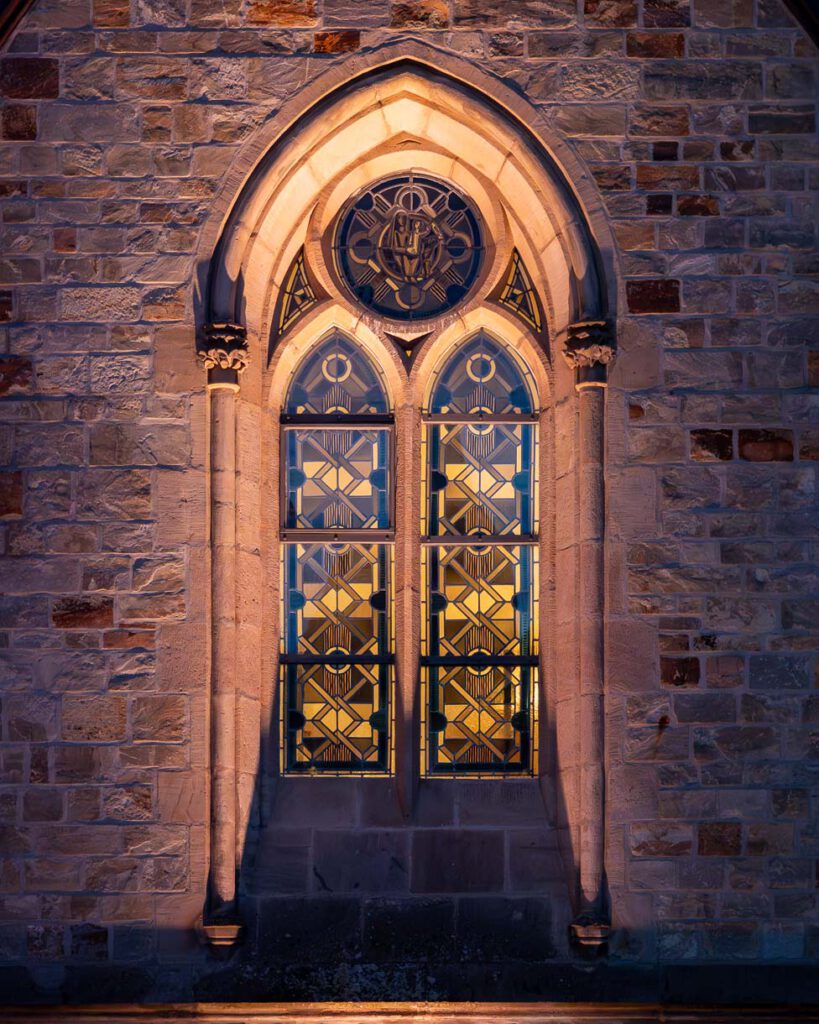 Hoher Dom zu Paderborn, illuminiertes Maßwerkfenster der Marien