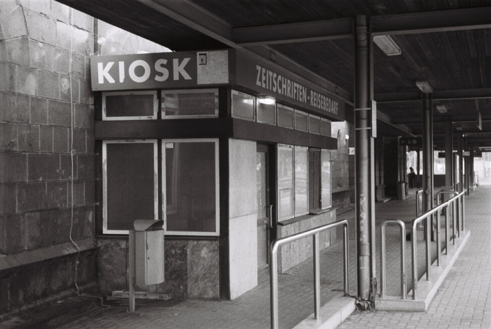 Bahnhof Altenbeken, ehemaliger Kiosk, analoge Schwarzweiß-Fotografie, Kentmere PAN 400