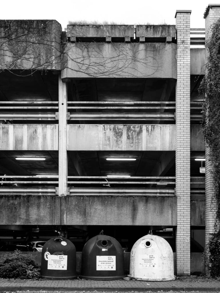 Glasrecycling-Container vor einem Parkhaus in Höxter