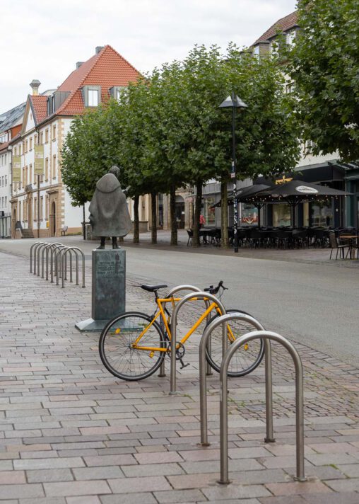 Ein gelbes Fahrrad steht an einem Fahrradständer am Kamp in Paderborn.